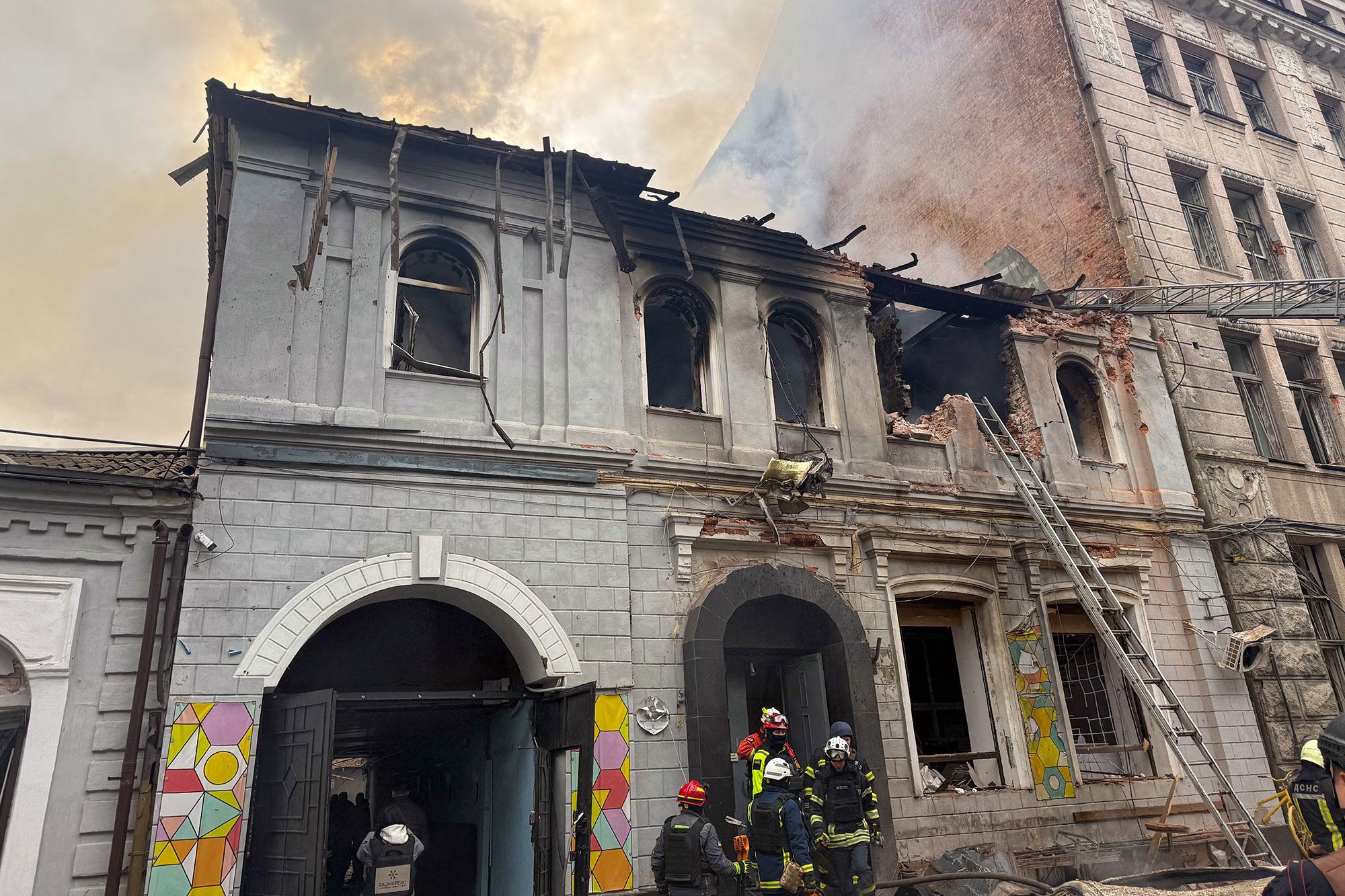 Des pompiers luttent contre un incendie provoqué par une frappe russe dans une école maternelle à Kharkiv, en Ukraine.