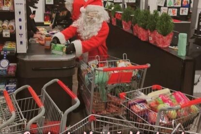 Des père Noël masqués passent à la caisse d