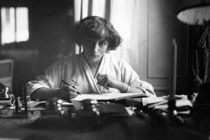 Photo noir et blanc de Colette à son bureau, en 1910