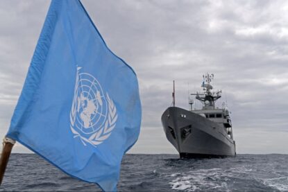 drapeau onu et bateau de la FINUL
