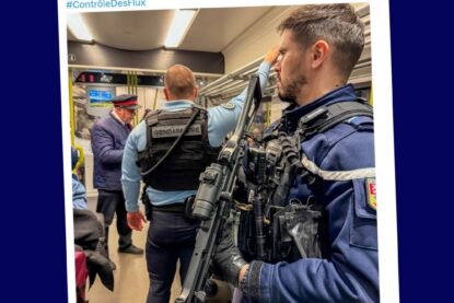Dans un train du sud-est de la France, un contrôle de billets a lieu sous le regard d