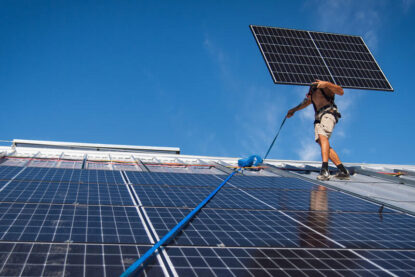 Installation de panneaux solaires sur le toit d’un bâtiment industriel à Saint-Jean-de-Maurienne en Savoie