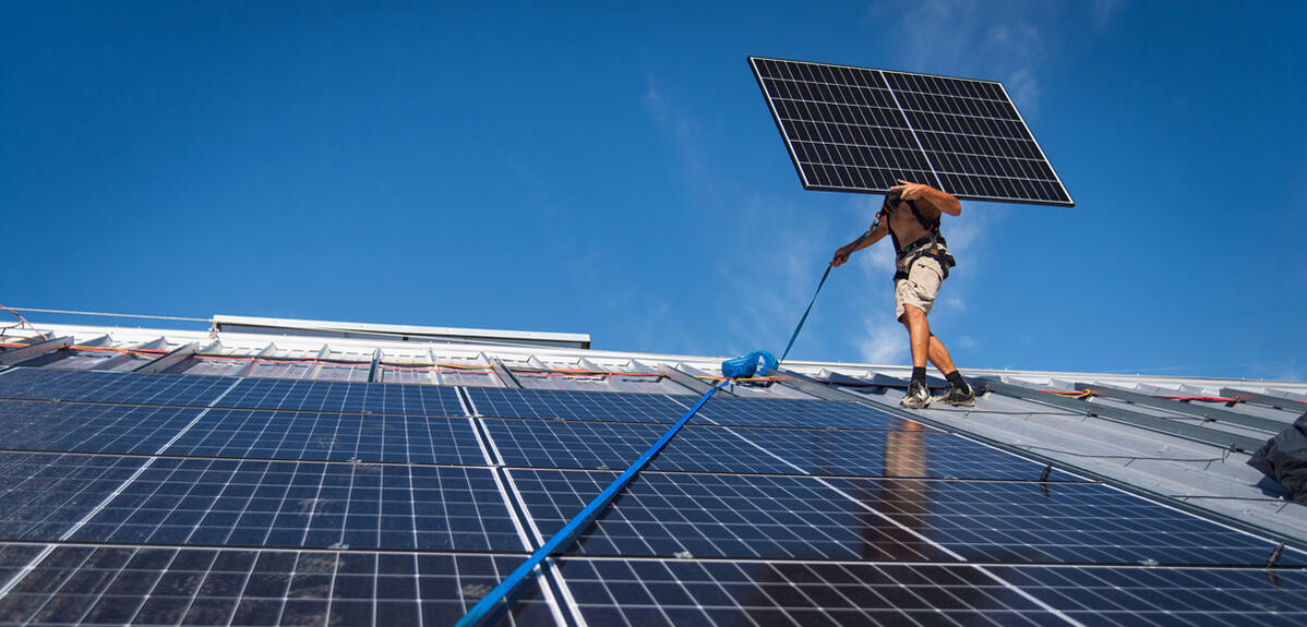 Installation de panneaux solaires sur le toit d’un bâtiment industriel à Saint-Jean-de-Maurienne en Savoie