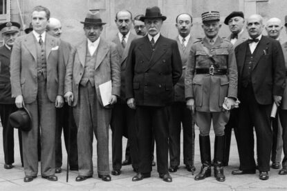 Les membres du gouvernement de Vichy devant le pavillon Sévigné en juillet 1940. Au premier rang, de gauche à droite : Pierre Caziot, ministre de l’agriculture, Paul Baudoin, ministre des affaires étrangères, Pierre Laval, premier ministre, maréchal Pétain, général Weygand, ministre de la guerre