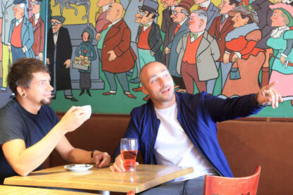 Deux hommes dans un café, une fresque dessinée en arrière-plan - France, Haute-Vienne (87), Limoges, rue Gondinet, Le Swing Café