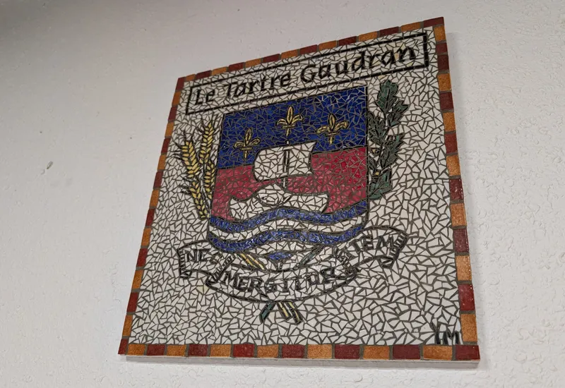 Le blason de la ville, dessiné par Uderzo.