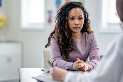 Une jeune femmes dans le cabinet de son médecin.
