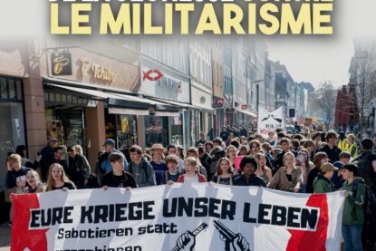 "Vos guerres, nos vies, saboter plutôt que marcher au pas" : la banderole de tête de la manifestation anti-guerre lors de la grève lycéenne en Allemagne.