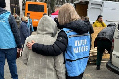 personnel de l'ONU qui aide une personne âgée en Ukraine