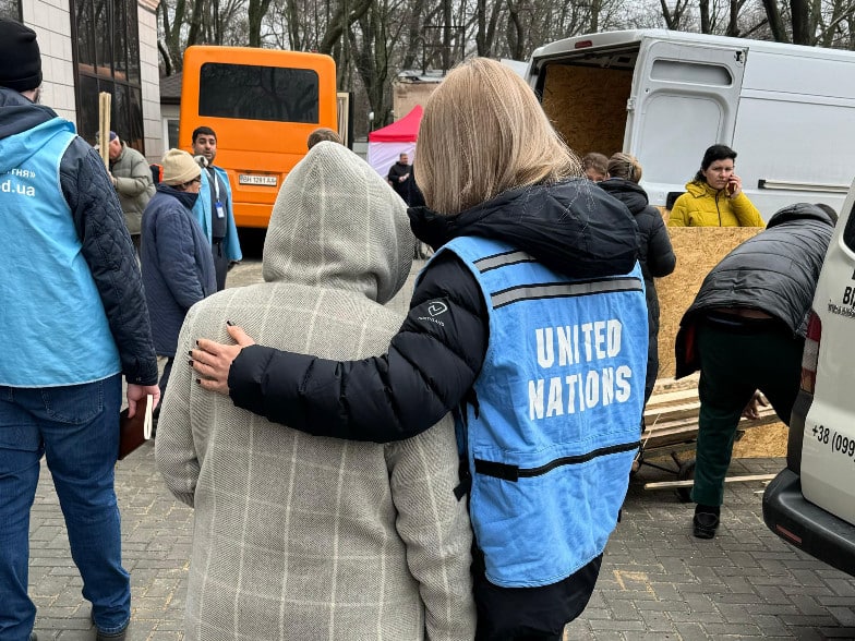 personnel de l'ONU qui aide une personne âgée en Ukraine