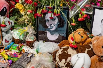 Des jouets, des fleurs et des bougies déposés en hommage à des personnes tuées lors d'une frappe aérienne sur Kyïv