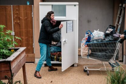 Femme en train de trier des vêtements dans une ressourcerie