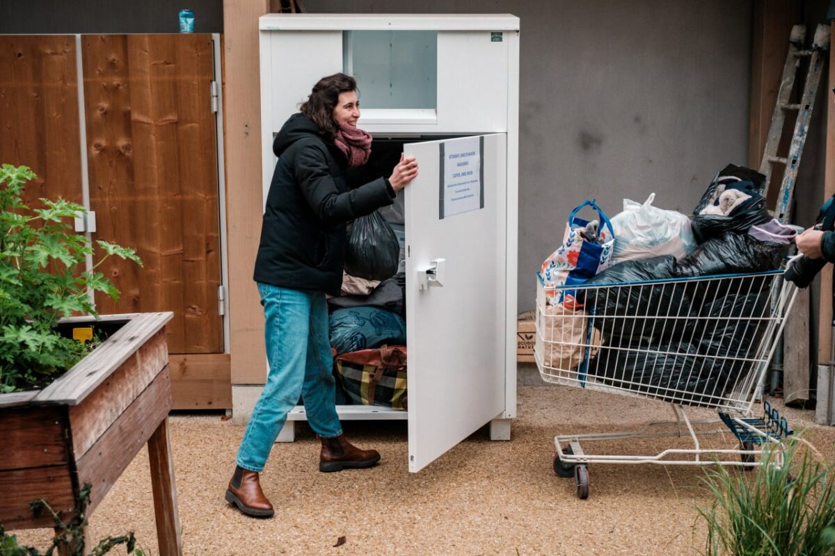 Femme en train de trier des vêtements dans une ressourcerie