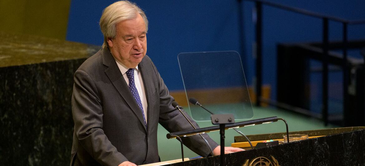 Le secrétaire général de l'ONU, António Guterres, s'exprimant à un podium lors de l'ouverture du Forum permanent sur les questions autochtones (UNPFII).