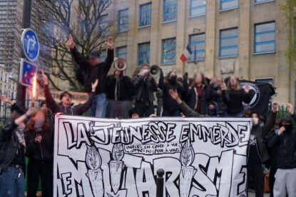 Une banderole réalisée par Black Lines a été déployée devant le blocage, avec les slogans : "La jeunesse emmerde le militarisme" et "Parfois en garde à vue, jamais au garde à vous !"