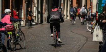 Livreurs à domicile : comment le « management algorithmique » dégrade ...