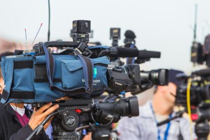 Journaliste de presse avec une camera