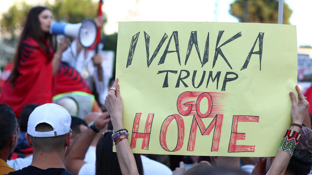 Des manifestants protestent contre un projet de complexe touristique de luxe lié à Jared Kushner à Tirana, en Albanie, le 2 juin 2026.