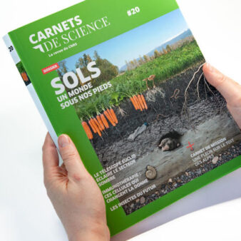 Couverture de la revue tenue par deux mains