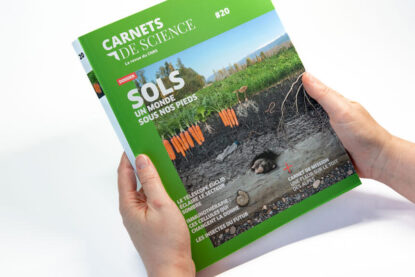Couverture de la revue tenue par deux mains