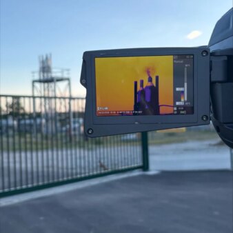 En arrière plan, une infrastructure gazière, en premier plan l