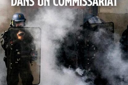 Une grenade lacrymogène disperse sa fumée aux pieds de policiers en tenue de maintien de l