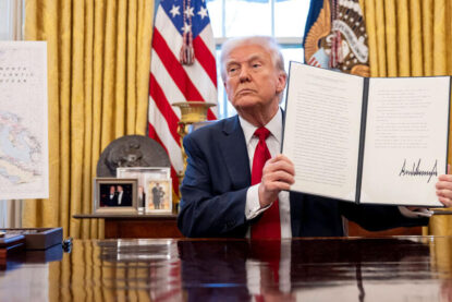 Trump montre sa signature sur un décret