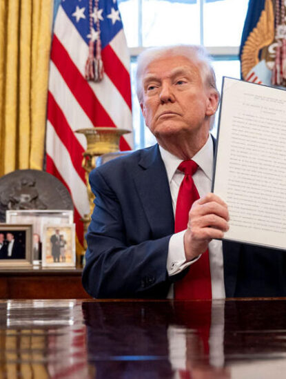 Trump montre sa signature sur un décret