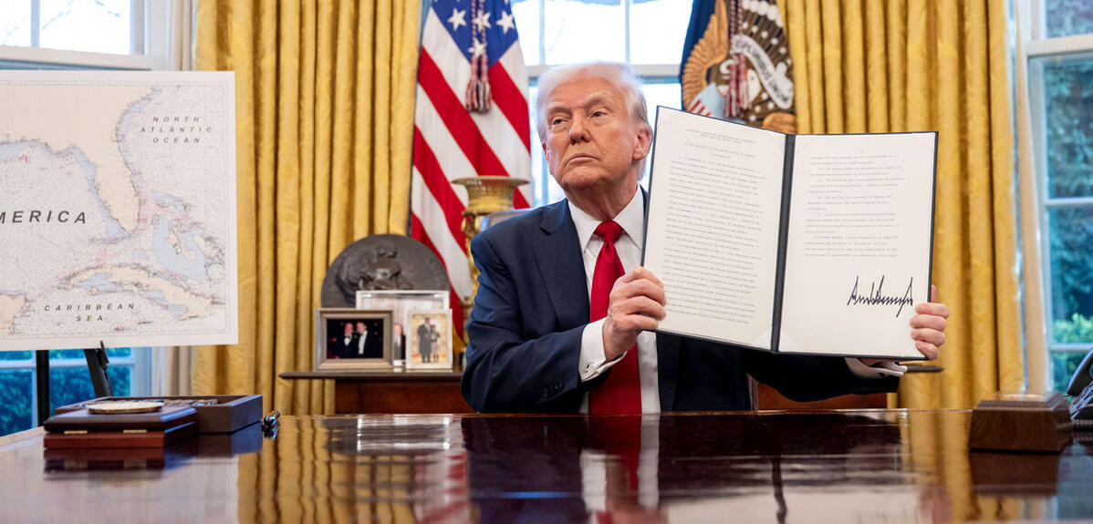 Trump montre sa signature sur un décret