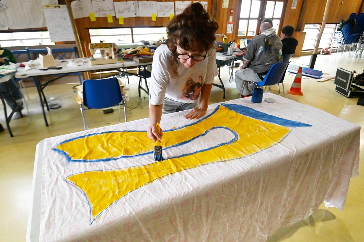 Doreen Vasseur prépare des décors représentant l’abbaye stylisée.