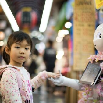 petit fille et un robot intelligence artificielle