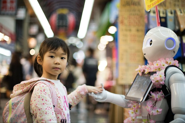 petit fille et un robot intelligence artificielle