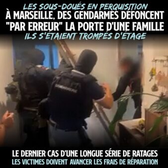 Des policiers cassent une porte lors d