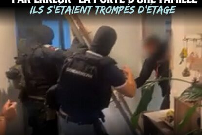 Des policiers cassent une porte lors d