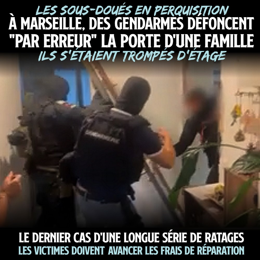 Des policiers cassent une porte lors d