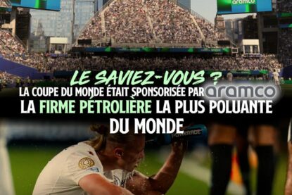 Des publicités pour le géant pétrolier Aramco partout dans les stades de la coupe du monde, alors que les joueurs doivent faire des pauses fraîcheur et jouent en pleine canicule.
