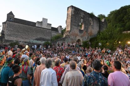 Le festival attire chaque année la foule à Saint-Amand-de-Coly.