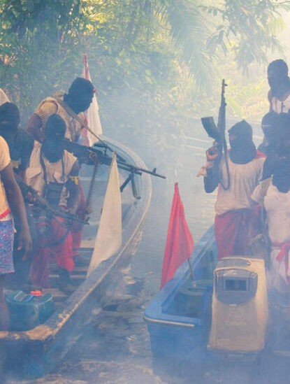 Des militants armés et cagoulés du MEND (Mouvement pour l'émancipation du delta du Niger)