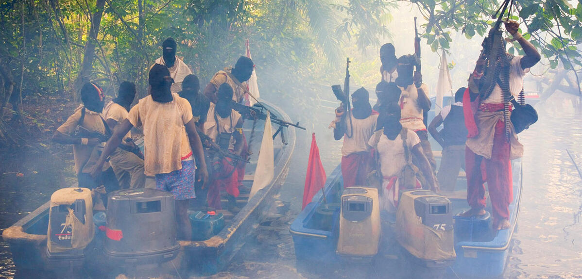 Des militants armés et cagoulés du MEND (Mouvement pour l'émancipation du delta du Niger)