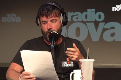 L’humoriste Aymeric Lompret, figure de Radio Nova, dénonce les « violences » de CRS en marge d’une fête au festival Chalon dans la rue ce dimanche 26 juillet.