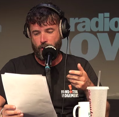 L’humoriste Aymeric Lompret, figure de Radio Nova, dénonce les « violences » de CRS en marge d’une fête au festival Chalon dans la rue ce dimanche 26 juillet.